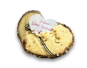 https://les-secrets-de-choue.fr/wp-content/uploads/2024/01/biscuit-personnalisé-saint-valentin-bracelet-caché-300x235.png