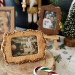 Biscuit cadre avec photo personnalisée d’un enfant, présenté sur un rondin dans un décor de Noël.