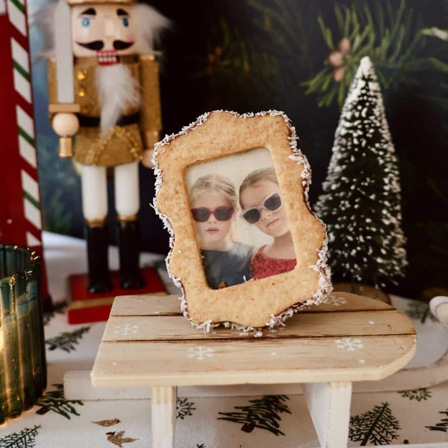 Biscuit cadre vertical avec photo de deux enfants et bordure blanche, posé sur une luge.