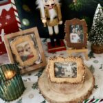 Trois biscuits cadres avec photos personnalisées, présentés dans un décor de Noël.