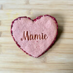 biscuit-geant-framboise-biscuit-rose-personnalise-mamie-cadeau-fete-des-grands-meres