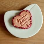 Biscuit cœur rose personnalisé “Bonne fête” pour la fête des mères