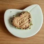 Biscuit cœur artisanal à la pistache pour la fête des mères