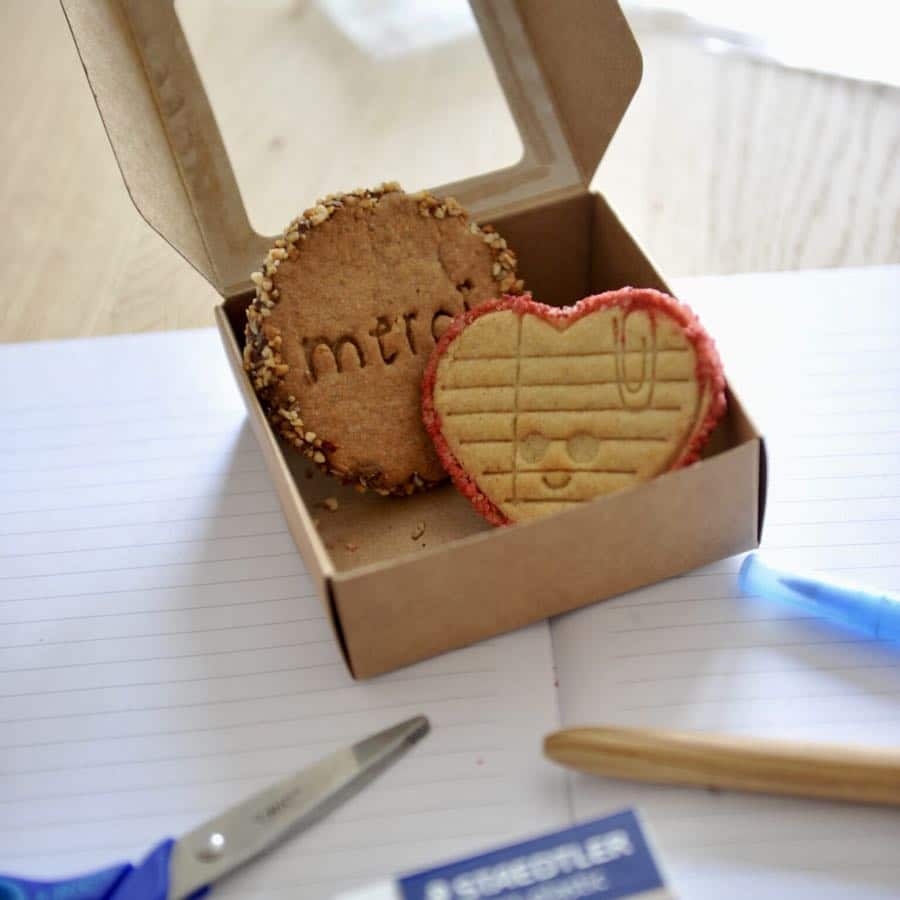 Coffret de biscuits personnalises merci nounou, cadeau gourmand pour la fin d'annee