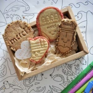 Coffret quatre biscuits personnalises pour cadeau de fin d'annee scolaire maitresse ATSEM nounou