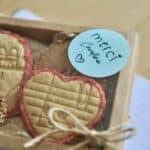 Coffret un biscuit merci maitresse avec coloriage et feutres, cadeau de fin d'annee