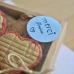 Etiquette merci nounou sur coffret de biscuits personnalises pour cadeau de fin d'annee