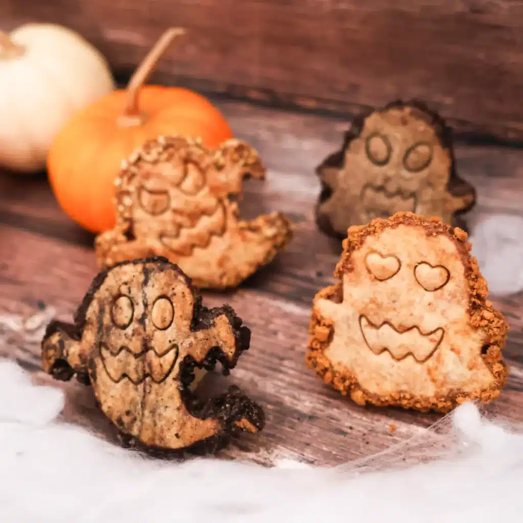 Assortiment de biscuits fantômes Les Secrets de Choue avec des citrouilles et un décor d’Halloween.