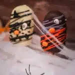 Deux magnums cookies enrobées de chocolat, décorées de filets colorés et de petits motifs d’Halloween.