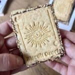 biscuit-personnalise-oracle-detail-gravure-pralin