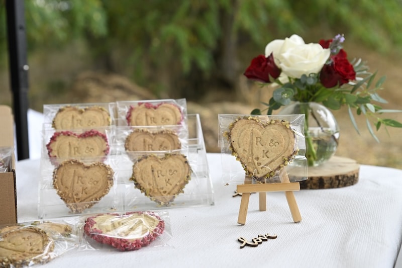 Biscuit personnalisé mariage initiales mariés tampon Tour Eiffel sur chevalet décoratif