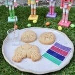 Biscuits de Pâques avec messages cachés présentés sur herbe avec œufs colorés