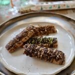 Biscuit barre gourmande de Pâques nappé de chocolat et éclats croquants