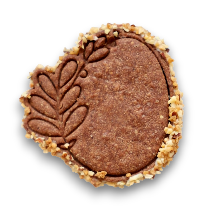 Biscuit de Pâques chocolat avec éclats de noisettes en forme d'œuf