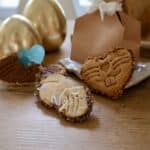 Biscuit de Pâques lapin avec décoration de carottes ambiance printemps