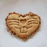 Biscuit de Pâques cœur au chocolat avec motif lapin