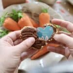 Biscuit de Pâques en forme de cœur lapin en cours de dégustation