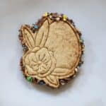 Zoom sur biscuit de Pâques en forme de lapin avec décoration gourmande artisanale