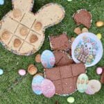 Biscuit lapin de Pâques cassé révélant une surprise à l’intérieur