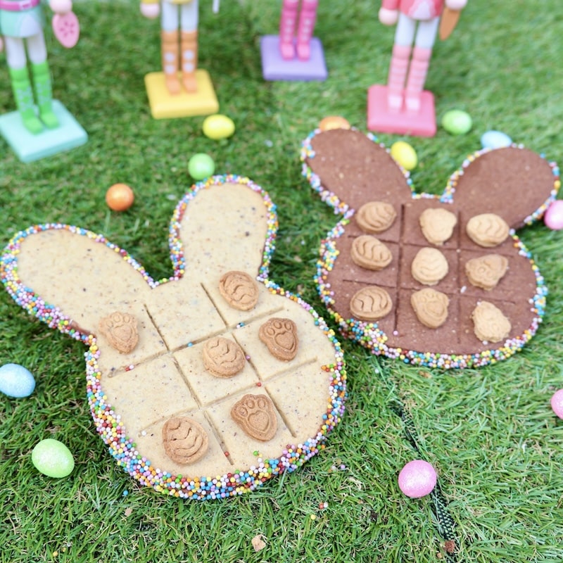 Deux biscuits lapin de Pâques en forme de jeu morpion chocolat et nature