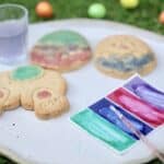 Détail d’un biscuit de Pâques colorié avec peinture alimentaire