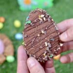 Biscuit de Pâques en forme d'œuf au chocolat avec éclats de m&m's