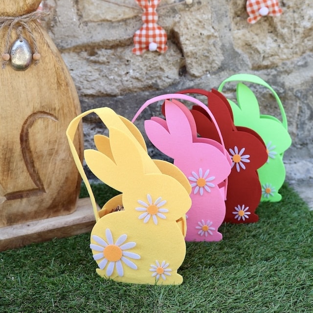 Gros plan sur biscuit de Pâques en forme d'œuf avec décoration gourmande