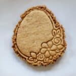 Biscuit de Pâques en forme d'œuf fourré chocolat et caramel artisanal