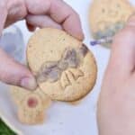 Décoration de biscuit de Pâques avec pinceau et couleurs alimentaires