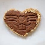 Biscuit de Pâques avec message surprise caché à l’intérieur en forme de cœur