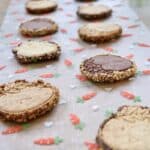 Biscuits barres de Pâques au chocolat avec différents toppings gourmands