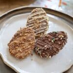 Assortiment de biscuits de Pâques en forme d'œufs aux différents chocolats