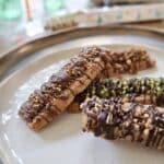 Boîte de biscuits de Pâques décorée avec motifs lapin et fleurs printanières
