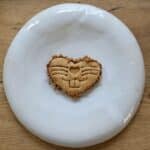 Biscuits de Pâques en forme de lapin présentés avec des carottes décoratives