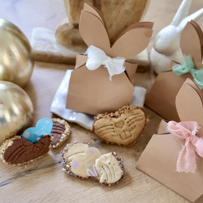 Biscuit de Pâques cœur lapin au chocolat avec éclats de noisettes