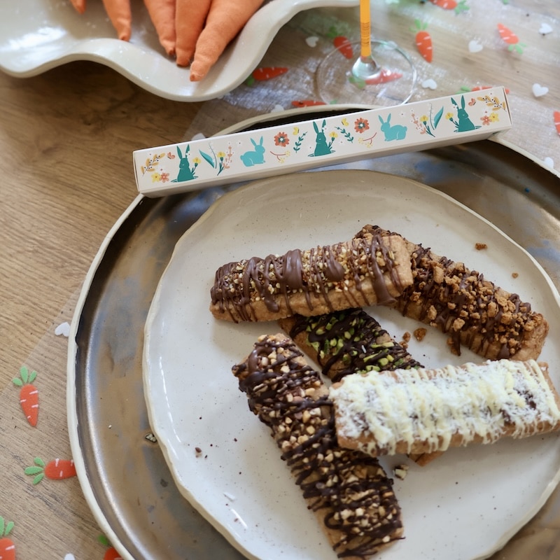 Coffret de biscuits de Pâques présenté sur une table décorée ambiance printemps