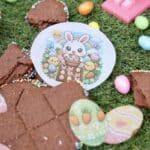 Feuille azyme de Pâques avec illustration lapin kawaii et œufs colorés
