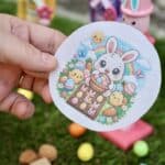 Biscuit de Pâques lapin en cours de jeu morpion avec main enfant