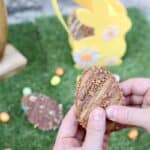Paniers de Pâques colorés en forme de lapin pour enfants avec biscuits
