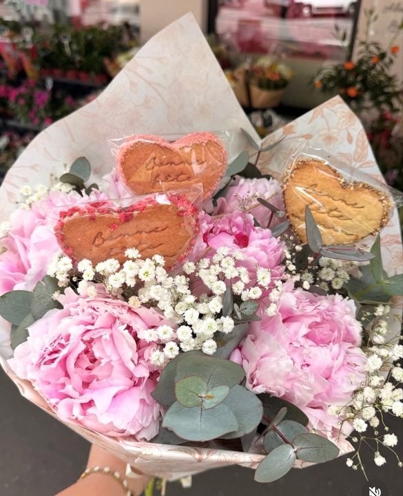 Bouquet de pivoines roses avec sucettes biscuits personnalisés fête des mères – Mademoiselle Champêtre Reims