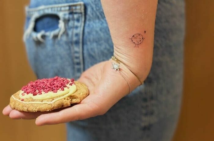 Tatouage cookie sur le poignet et biscuit personnalisé framboise – collaboration L'Atelier by Angéline Reims
