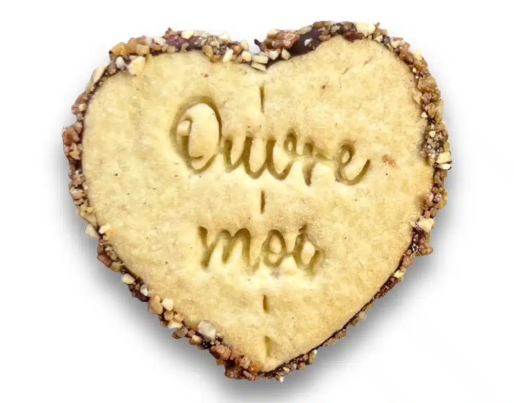 Biscuit en forme de cœur avec le message « Ouvre-moi », idée d’annonce de grossesse surprise